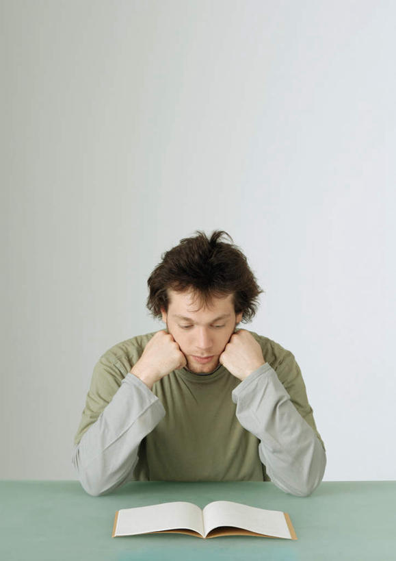 西方人,一个人,坐,举,竖图,室内,白天,白色背景,正面,桌子,书籍,欧洲,欧洲人,仅一个男性,仅一个人,撑,服装,托腮,注视,休闲装,仅一个年轻男性,衣服,观察,看,托,休闲,休闲服,摄影,服饰,影棚,观看,察看,关注,托下巴,男人,男性,年轻男性,白种人,书,图书,举着,向上举,向上伸,向上托,坐着,半身,彩图,影棚拍摄,拍摄