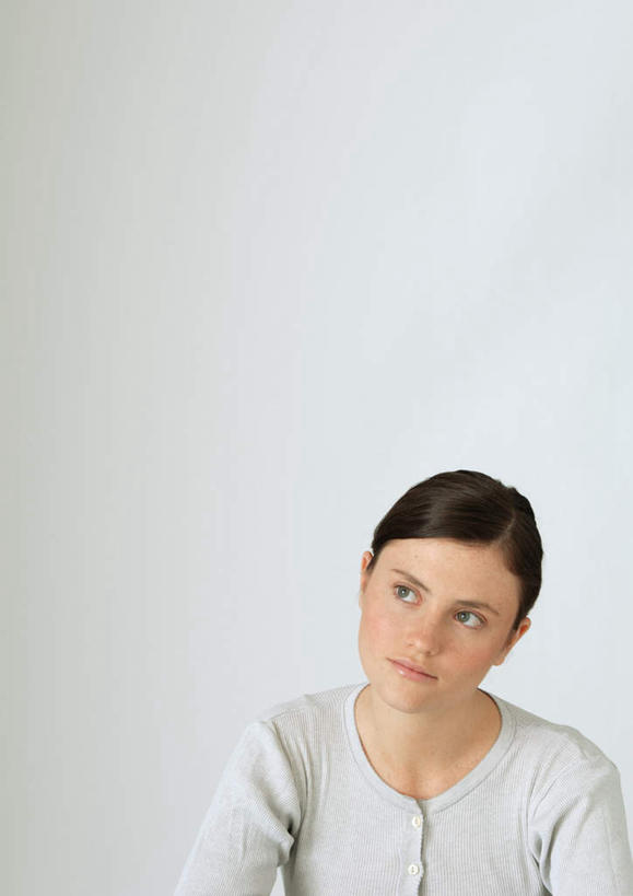 西方人,一个人,坐,竖图,室内,白天,白色背景,正面,欧洲,欧洲人,仅一个年轻女性,仅一个女性,仅一个人,服装,注视,休闲装,衣服,观察,看,休闲,休闲服,摄影,服饰,影棚,观看,察看,关注,年轻女性,女人,女性,白种人,抬头,仰头,坐着,半身,彩图,影棚拍摄,拍摄