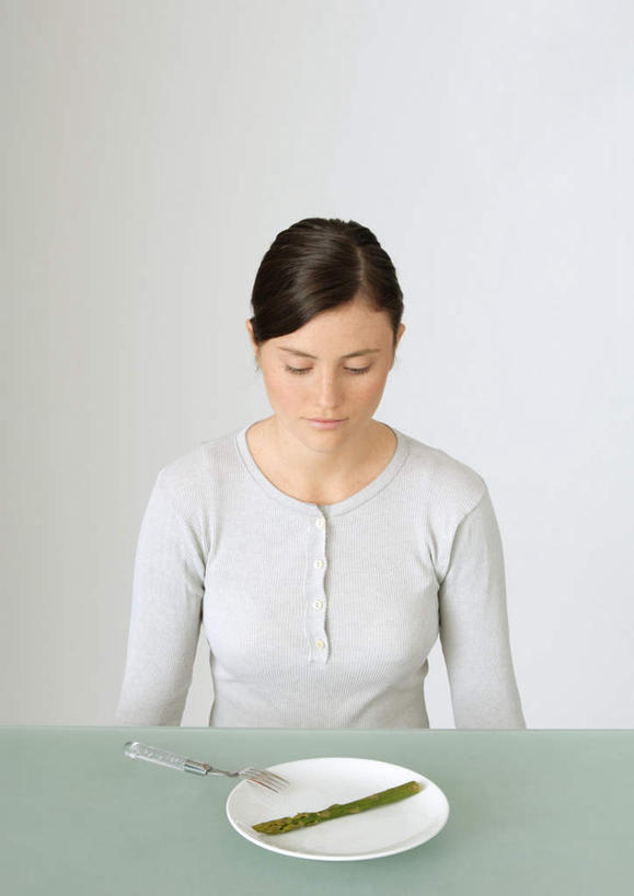 西方人,一个人,坐,竖图,室内,白天,白色背景,正面,桌子,芦笋,餐具,水果,欧洲,欧洲人,仅一个年轻女性,仅一个女性,仅一个人,服装,新鲜,叉子,碟子,盘,生食,食品,果实,注视,休闲装,食物,一个,衣服,绿色,盘子,碟,低头,观察,看,休闲,休闲服,摄影,服饰,有机食品,绿色食品,影棚,单个,观看,察看,关注,年轻女性,女人,女性,白种人,猪尾巴,药鸡豆子,石刁柏,蚂蚁杆,龙须菜,狼尾巴根,坐着,半身,彩图,影棚拍摄,拍摄