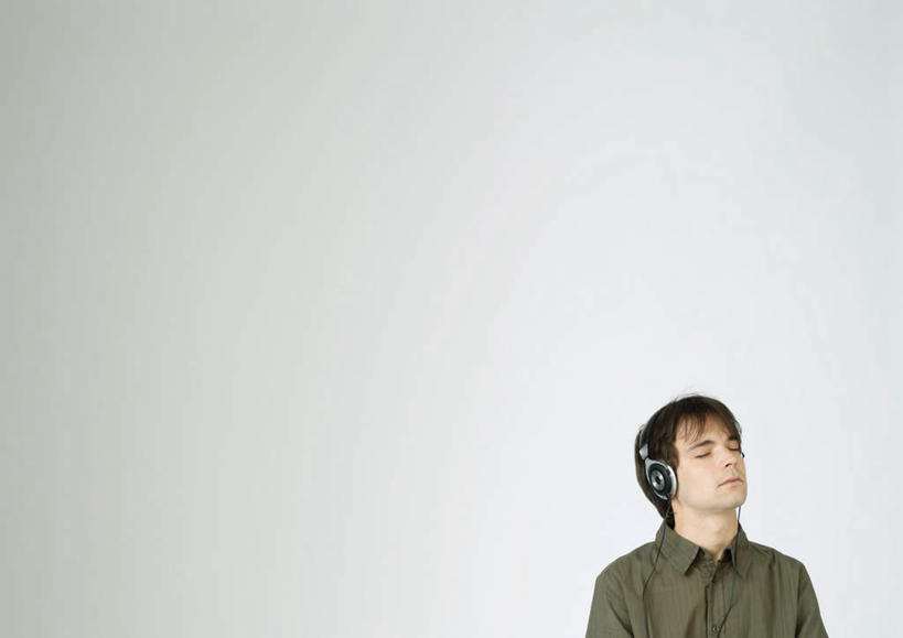 西方人,一个人,站,闭眼,横图,室内,白天,白色背景,正面,快乐,满意,幸福,欧洲,欧洲人,仅一个男性,仅一个人,服装,音响,音乐,注视,休闲装,娱乐,仅一个年轻男性,衣服,耳机,观察,看,站着,享受,休闲,休闲服,放松,摄影,服饰,影棚,观看,察看,舒适,享乐,关注,男人,男性,年轻男性,白种人,闭眼睛,闭着眼,闭着眼睛,抬头,仰头,站立,半身,彩图,影棚拍摄,拍摄