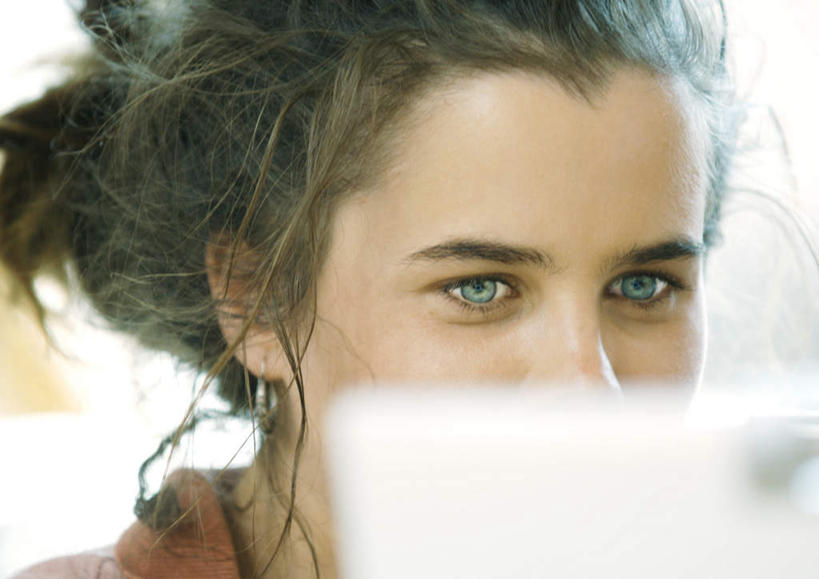 西方人,一个人,笑,微笑,横图,室内,特写,白天,白色背景,正面,电脑,笔记本电脑,欧洲,欧洲人,仅一个年轻女性,仅一个女性,仅一个人,服装,朦胧,模糊,网络,注视,休闲装,通讯设备,衣服,看,休闲,休闲服,服饰,观看,无线,关注,通信设备,无线网络,无线上网,便携式电脑,手提电脑,年轻女性,女人,女性,白种人,半身,彩图