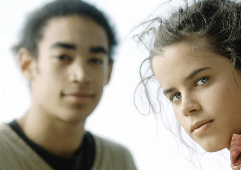 西方人,两个人,伙伴,朋友,笑,微笑,横图,室内,特写,白天,白色背景,侧面,友谊,欧洲,欧洲人,服装,朦胧,模糊,注视,休闲装,衣服,看,休闲,同学,休闲服,服饰,观看,校友,关注,同窗,学友,友情,男人,男性,年轻男性,年轻女性,女人,女性,白种人,半身,彩图