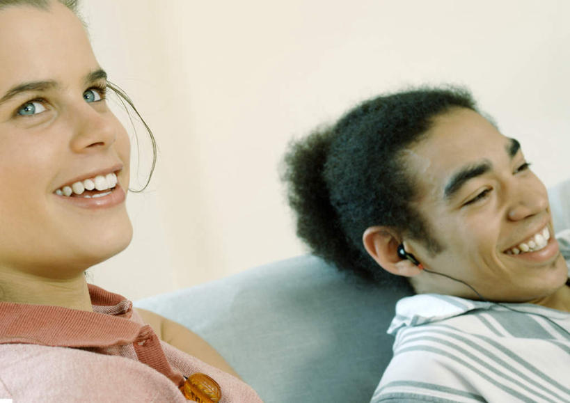 西方人,两个人,伙伴,朋友,客厅,坐,笑,微笑,露齿笑,横图,室内,特写,白天,侧面,快乐,满意,友谊,幸福,沙发,欧洲,欧洲人,服装,音响,音乐,注视,休闲装,娱乐,衣服,耳机,观察,看,靠,靠着,享受,休闲,同学,休闲服,放松,服饰,观看,察看,起居室,舒适,享乐,校友,关注,布艺沙发,同窗,学友,友情,男人,男性,年轻男性,年轻女性,女人,女性,白种人,坐着,半身,彩图