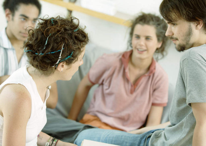 西方人,四个人,伙伴,朋友,客厅,坐,笑,说,微笑,露齿笑,横图,室内,白天,正面,讨论,友谊,沙发,欧洲,欧洲人,服装,墙,注视,休闲装,墙壁,墙面,衣服,观察,看,休闲,同学,休闲服,服饰,观看,察看,起居室,校友,关注,布艺沙发,同窗,学友,交流,友情,男人,男性,年轻男性,年轻女性,女人,女性,白种人,沟通,讲话,交谈,商讨,说话,谈话,坐着,半身,彩图