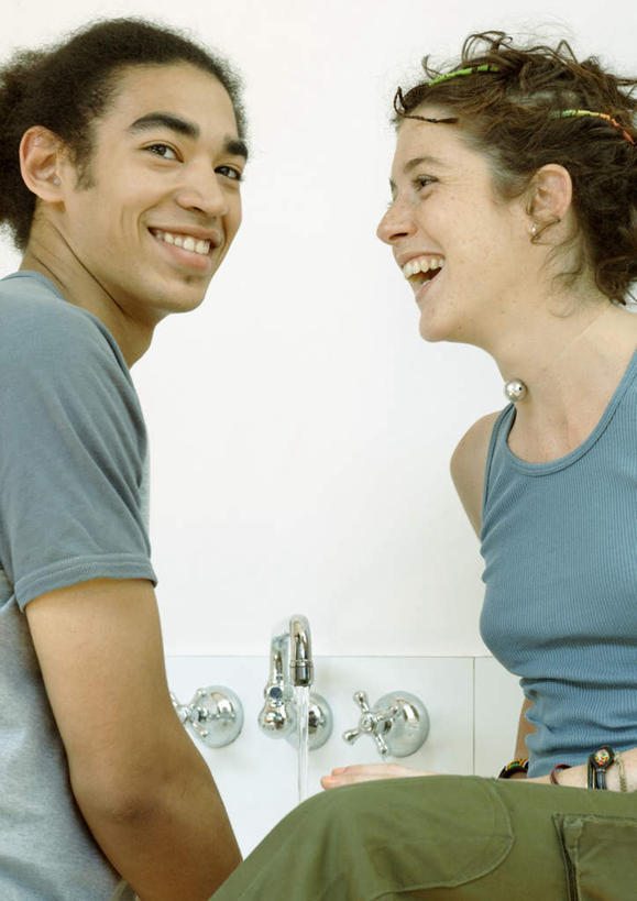 西方人,两个人,伙伴,朋友,站,坐,笑,微笑,露齿笑,竖图,室内,白天,侧面,友谊,欧洲,欧洲人,服装,水龙头,墙,注视,休闲装,墙壁,墙面,衣服,观察,看,站着,休闲,同学,休闲服,服饰,观看,察看,校友,关注,同窗,学友,友情,男人,男性,年轻男性,年轻女性,女人,女性,白种人,站立,坐着,半身,彩图