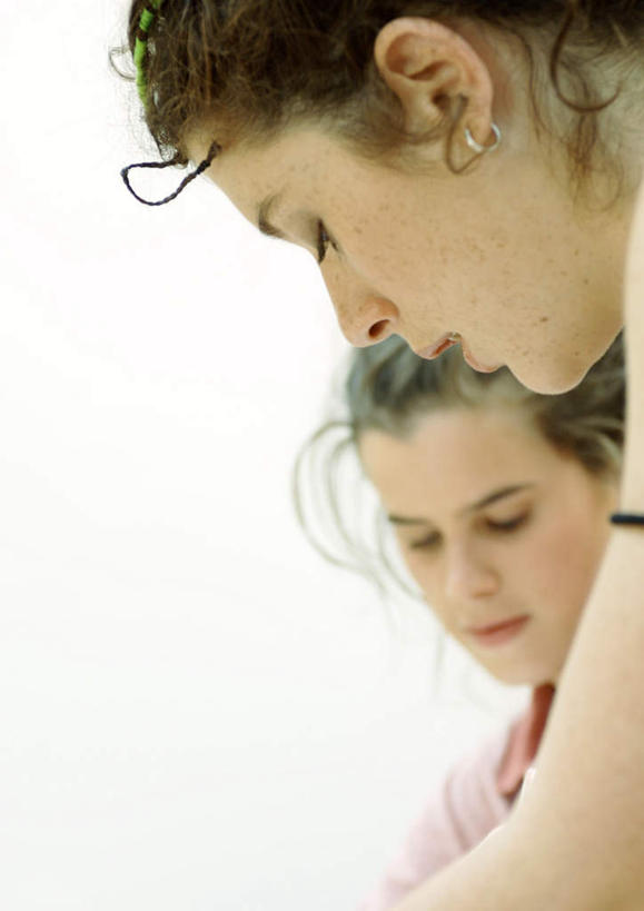 西方人,两个人,伙伴,朋友,站,竖图,室内,白天,侧面,友谊,欧洲,欧洲人,服装,墙,注视,休闲装,墙壁,墙面,衣服,低头,观察,看,站着,休闲,同学,休闲服,服饰,观看,察看,校友,关注,同窗,学友,友情,年轻女性,女人,女性,白种人,站立,半身,彩图