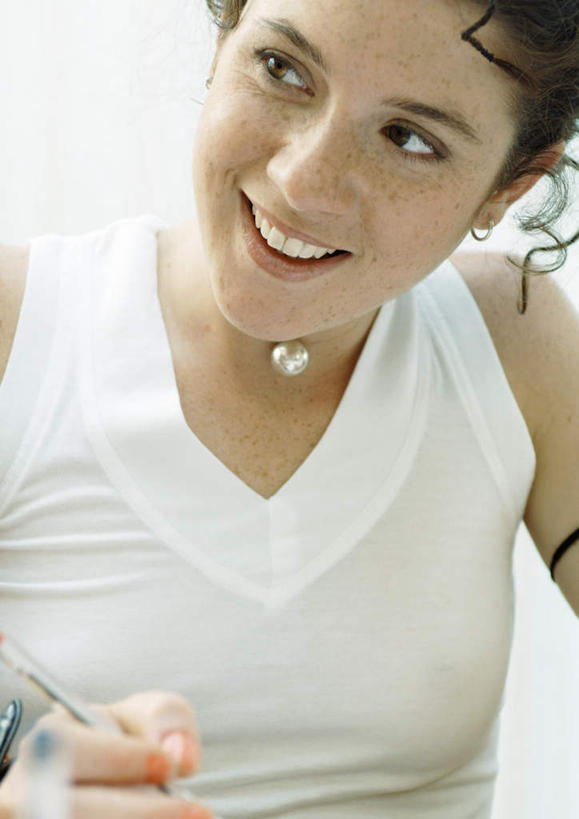 西方人,一个人,坐,笑,微笑,露齿笑,竖图,室内,白天,正面,项链,欧洲,欧洲人,仅一个年轻女性,仅一个女性,仅一个人,握,服装,笔,铃铛,办公用品,拿,拿着,注视,休闲装,文具,衣服,学习用品,观察,看,休闲,休闲服,握着,服饰,观看,文具用品,察看,关注,年轻女性,女人,女性,白种人,坐着,半身,彩图