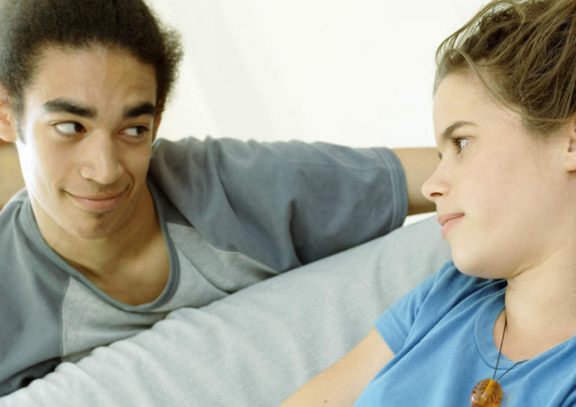 西方人,两个人,伙伴,朋友,客厅,站,坐,笑,微笑,横图,室内,白天,侧面,友谊,沙发,项链,欧洲,欧洲人,服装,墙,注视,休闲装,墙壁,墙面,衣服,观察,看,靠,靠着,站着,休闲,同学,休闲服,服饰,观看,察看,起居室,校友,关注,布艺沙发,同窗,学友,友情,男人,男性,年轻男性,年轻女性,女人,女性,白种人,站立,坐着,半身,彩图