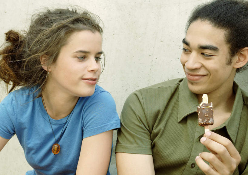 西方人,两个人,伙伴,朋友,坐,笑,微笑,横图,室内,白天,正面,友谊,项链,欧洲,欧洲人,一根,握,服装,墙,拿,拿着,注视,休闲装,棒冰,冰棍,相视,墙壁,墙面,衣服,灰色,冷饮,夏天,观察,看,休闲,同学,面对面,休闲服,冰淇淋,握着,服饰,观看,对视,察看,校友,关注,相对,相看,同窗,学友,冰条,友情,男人,男性,年轻男性,年轻女性,女人,女性,白种人,坐着,半身,彩图