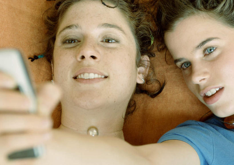 西方人,两个人,伙伴,朋友,躺,举,笑,打电话,微笑,露齿笑,横图,俯视,室外,特写,白天,友谊,地板,电话,手机,项链,欧洲,欧洲人,握,服装,铃铛,地面,拿,拿着,休闲装,通讯设备,木地板,衣服,托,休闲,同学,休闲服,握着,服饰,校友,同窗,学友,卧着,交流,友情,年轻女性,女人,女性,白种人,沟通,举着,躺着,通话,卧,向上举,向上伸,向上托,半身,彩图,高角度拍摄