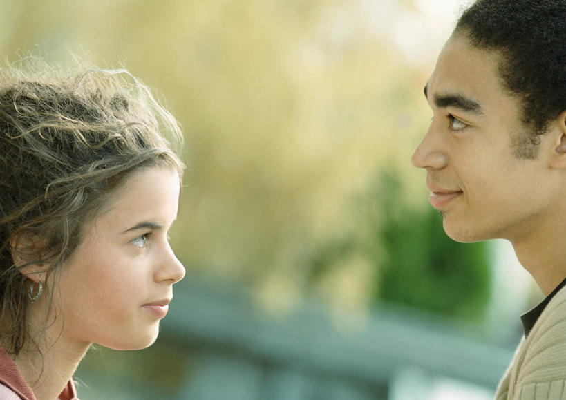 西方人,两个人,伙伴,朋友,站,笑,微笑,横图,室外,白天,侧面,友谊,树林,植物,欧洲,欧洲人,服装,朦胧,模糊,注视,休闲装,相视,树,树木,衣服,绿色,自然,观察,看,站着,休闲,同学,面对面,休闲服,服饰,生长,成长,观看,对视,察看,校友,关注,相对,相看,同窗,学友,友情,男人,男性,年轻男性,年轻女性,女人,女性,白种人,站立,半身,彩图