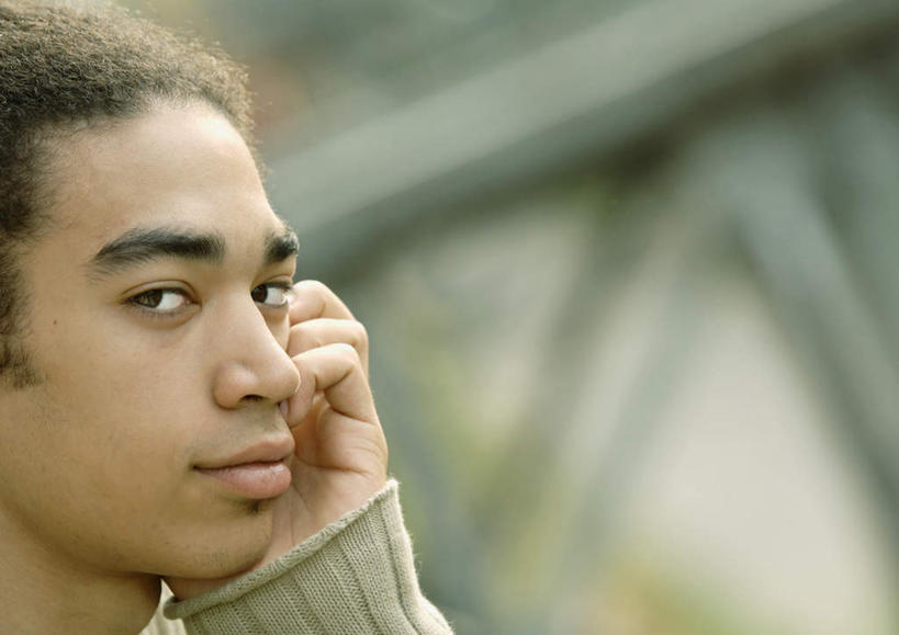 西方人,一个人,站,横图,室外,特写,白天,侧面,欧洲,欧洲人,仅一个男性,仅一个人,撑,服装,朦胧,模糊,墙,托腮,注视,休闲装,墙壁,墙面,仅一个年轻男性,衣服,观察,看,托,站着,休闲,休闲服,服饰,观看,察看,关注,托下巴,男人,男性,年轻男性,白种人,站立,半身,彩图