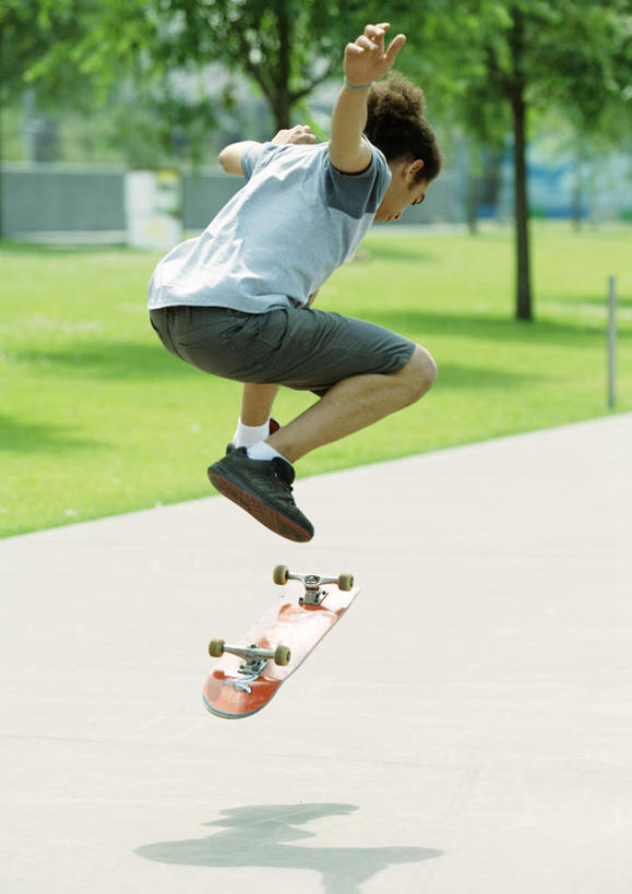 西方人,一个人,跳,伸展双臂,竖图,室外,白天,草地,草坪,树林,植物,道路,路,公路,欧洲,欧洲人,仅一个男性,仅一个人,阴影,服装,光线,影子,交通,半空,休闲装,草,树,树木,仅一个年轻男性,背面,衣服,绿色,阳光,自然,休闲,休闲服,服饰,生长,成长,滑板,男人,男性,年轻男性,白种人,马路,敞开双臂,伸开双臂,跳跃,展开双肩,张开手臂,张开双臂,半身,彩图