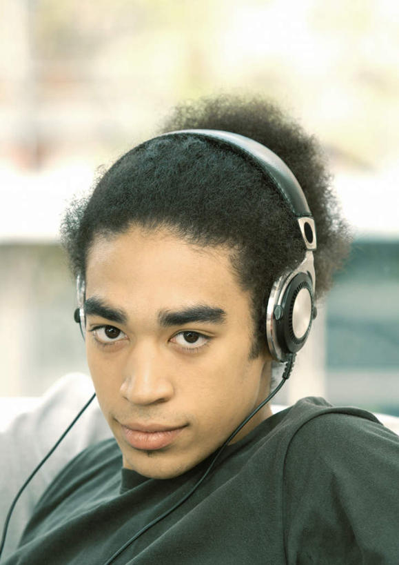 西方人,一个人,坐,笑,微笑,竖图,室外,特写,白天,正面,快乐,满意,幸福,欧洲,欧洲人,仅一个男性,仅一个人,服装,朦胧,模糊,墙,音响,音乐,注视,休闲装,娱乐,墙壁,墙面,仅一个年轻男性,衣服,耳机,观察,看,享受,休闲,休闲服,放松,服饰,观看,察看,舒适,享乐,关注,男人,男性,年轻男性,白种人,坐着,半身,彩图