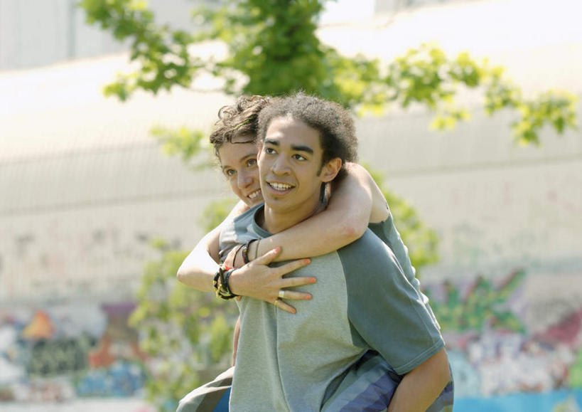 西方人,背,两个人,夫妻,站,抱,笑,微笑,露齿笑,横图,室外,白天,侧面,爱情,树林,植物,欧洲,欧洲人,服装,墙,浪漫,注视,休闲装,墙壁,墙面,树,树木,衣服,绿色,自然,观察,看,站着,休闲,休闲服,恩爱,恋人,服饰,生长,成长,抱着,观看,察看,搂着,关注,男人,男性,年轻男性,年轻女性,女人,女性,白种人,情侣,怀抱,搂,搂抱,相抱,拥抱,站立,半身,彩图,伴侣