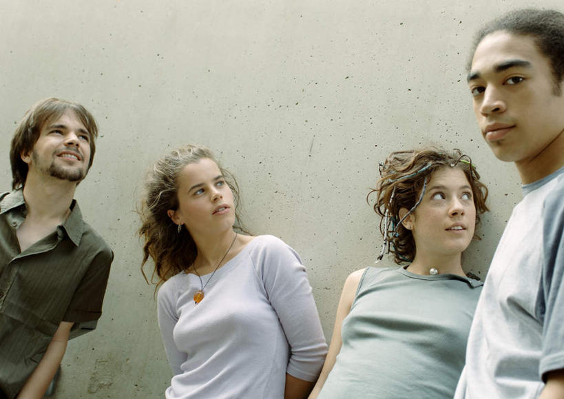 西方人,四个人,伙伴,朋友,站,笑,微笑,露齿笑,横图,室外,白天,仰视,友谊,欧洲,欧洲人,服装,墙,注视,休闲装,墙壁,墙面,衣服,观察,看,靠,靠着,倚靠,站着,休闲,同学,休闲服,服饰,观看,察看,倚着,校友,关注,同窗,学友,友情,男人,男性,年轻男性,年轻女性,女人,女性,白种人,站立,半身,彩图,低角度拍摄