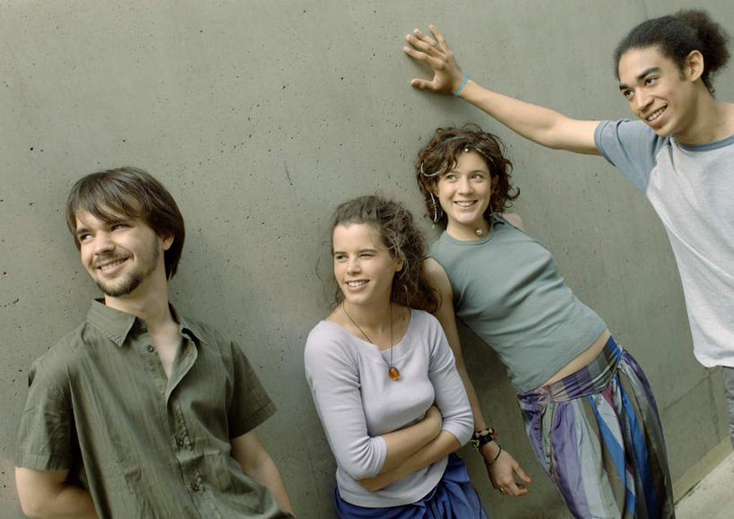 西方人,四个人,伙伴,朋友,站,举,笑,双手交叉,微笑,露齿笑,横图,俯视,室外,白天,友谊,欧洲,欧洲人,撑,服装,墙,注视,休闲装,墙壁,墙面,衣服,观察,看,靠,靠着,托,倚靠,站着,休闲,同学,休闲服,伸手,服饰,观看,察看,撑着,双手抱胸,倚着,校友,关注,同窗,学友,友情,男人,男性,年轻男性,年轻女性,女人,女性,白种人,举着,向上举,向上伸,向上托,站立,半身,彩图,高角度拍摄