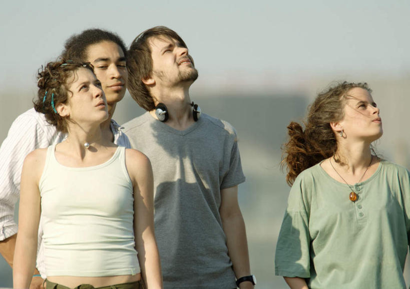 西方人,四个人,伙伴,朋友,站,横图,室外,白天,侧面,快乐,满意,友谊,幸福,欧洲,欧洲人,阴影,服装,光线,影子,音响,音乐,注视,休闲装,娱乐,衣服,阳光,耳机,观察,看,站着,享受,休闲,同学,休闲服,放松,服饰,观看,察看,舒适,享乐,校友,关注,同窗,学友,友情,男人,男性,年轻男性,年轻女性,女人,女性,白种人,抬头,仰头,站立,半身,彩图