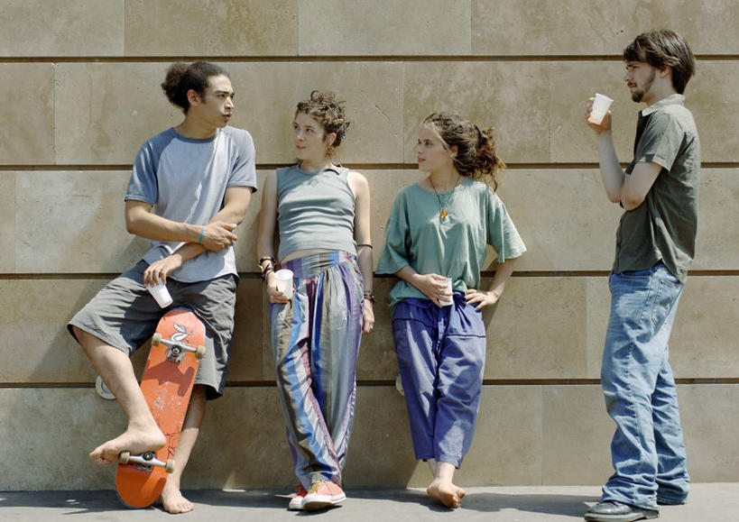 咖啡,西方人,四个人,伙伴,朋友,站,说,横图,室外,白天,正面,讨论,友谊,幸福,欧洲,欧洲人,阴影,服装,光线,影子,墙,注视,休闲装,娱乐,墙壁,墙面,饮料,衣服,阳光,观察,看,靠,靠着,倚靠,站着,享受,休闲,温馨,同学,休闲服,放松,乐趣,服饰,滑板,观看,察看,提神,舒适,倚着,校友,关注,醒脑,软饮料,同窗,学友,交流,友情,男人,男性,年轻男性,年轻女性,女人,女性,白种人,沟通,讲话,交谈,商讨,说话,谈话,站立,半身,彩图