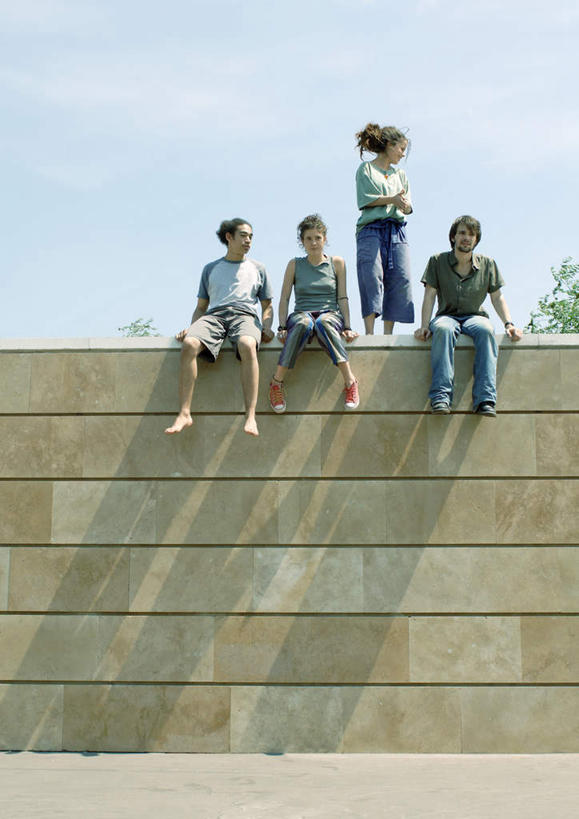 西方人,四个人,伙伴,朋友,站,坐,笑,微笑,露齿笑,竖图,室外,白天,正面,友谊,树林,植物,欧洲,欧洲人,服装,墙,围墙,注视,休闲装,墙壁,墙面,树,树木,衣服,蓝色,绿色,蓝天,天空,自然,天,观察,看,站着,休闲,同学,赤脚,休闲服,服饰,生长,晴朗,成长,观看,察看,校友,关注,万里无云,同窗,学友,友情,男人,男性,年轻男性,年轻女性,女人,女性,白种人,晴空,晴空万里,站立,坐着,彩图,全身