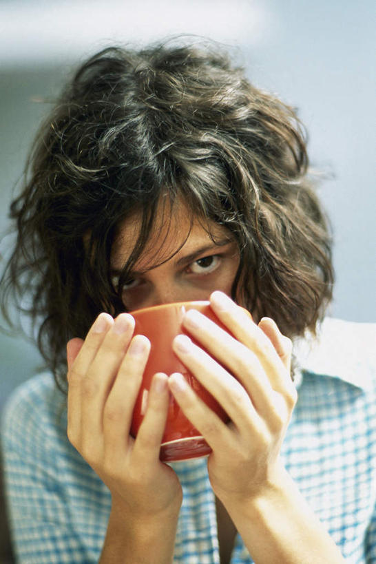 西方人,一个人,站,捧,竖图,室外,白天,正面,杯子,欧洲,欧洲人,仅一个年轻女性,仅一个女性,仅一个人,握,服装,瓷器,咖啡杯,陶瓷制品,拿,拿着,注视,休闲装,衣服,低头,观察,看,站着,休闲,休闲服,握着,服饰,观看,察看,关注,瓷杯,年轻女性,女人,女性,白种人,端,端着,捧着,手捧,站立,半身,彩图