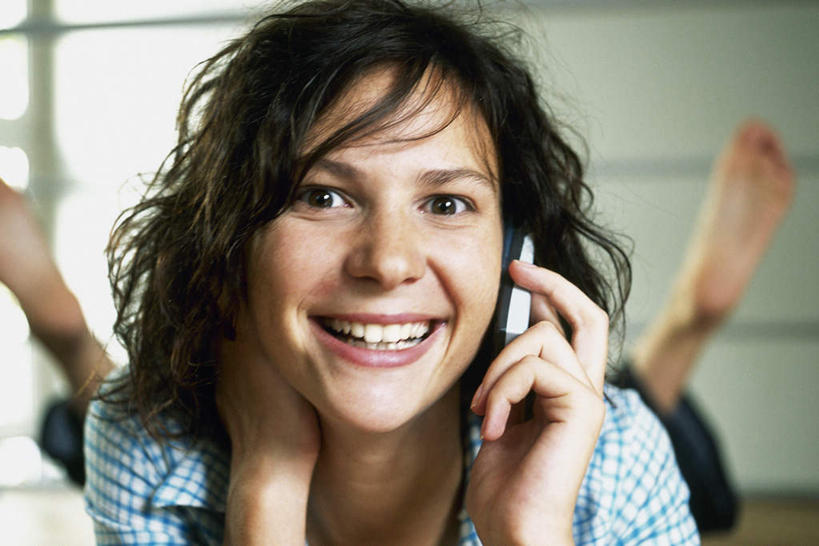 西方人,一个人,举,笑,打电话,微笑,露齿笑,横图,室内,特写,白天,正面,窗户,落地窗,电话,手机,欧洲,欧洲人,仅一个年轻女性,仅一个女性,仅一个人,握,服装,墙,拿,拿着,抬腿,注视,休闲装,通讯设备,玻璃窗,墙壁,墙面,衣服,观察,看,趴着,托,休闲,休闲服,握着,服饰,观看,察看,关注,交流,年轻女性,女人,女性,白种人,沟通,举着,趴,通话,向上举,向上伸,向上托,半身,彩图