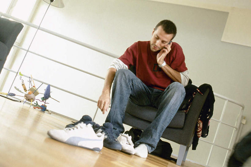 西方人,一个人,坐,举,说,打电话,横图,室内,白天,仰视,鞋,讨论,游戏,沙发,电话,手机,玩具,欧洲,欧洲人,仅一个男性,仅一个人,许多,握,服装,墙,拿,玩,拿着,注视,休闲装,娱乐,通讯设备,墙壁,墙面,仅一个年轻男性,衣服,观察,看,托,休闲,休闲服,益智,握着,服饰,观看,活动,察看,发泄,关注,消遣,智力,布艺沙发,宣泄,交流,男人,男性,年轻男性,白种人,沟通,讲话,交谈,举着,商讨,说话,谈话,通话,玩耍,嬉戏,向上举,向上伸,向上托,坐着,彩图,低角度拍摄,全身