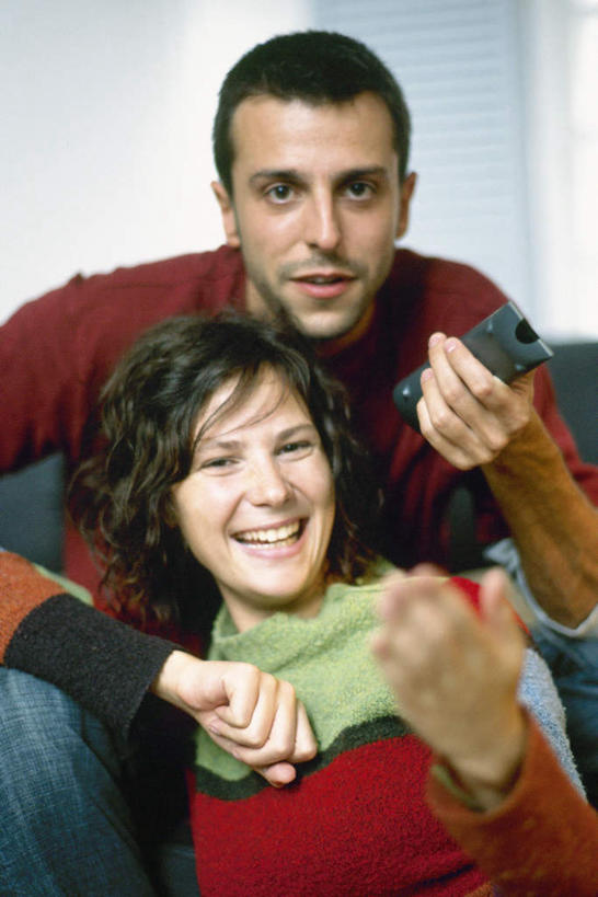 西方人,两个人,夫妻,坐,抱,笑,微笑,露齿笑,竖图,室内,白天,正面,爱情,沙发,欧洲,欧洲人,服装,墙,浪漫,注视,休闲装,墙壁,墙面,衣服,遥控器,观察,看,靠,靠着,休闲,休闲服,恩爱,恋人,服饰,抱着,观看,察看,搂着,关注,布艺沙发,男人,男性,年轻男性,年轻女性,女人,女性,白种人,情侣,怀抱,搂,搂抱,相抱,拥抱,坐着,半身,彩图,伴侣