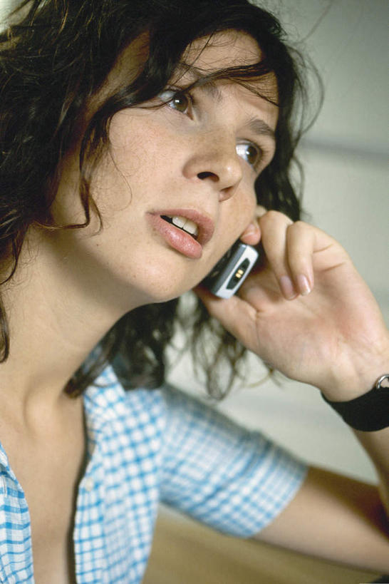 西方人,一个人,坐,举,打电话,竖图,室内,特写,白天,侧面,电话,手机,欧洲,欧洲人,仅一个年轻女性,仅一个女性,仅一个人,握,服装,墙,拿,拿着,注视,休闲装,通讯设备,墙壁,墙面,衣服,观察,看,托,休闲,休闲服,握着,服饰,观看,察看,关注,交流,年轻女性,女人,女性,白种人,沟通,举着,通话,向上举,向上伸,向上托,坐着,半身,彩图