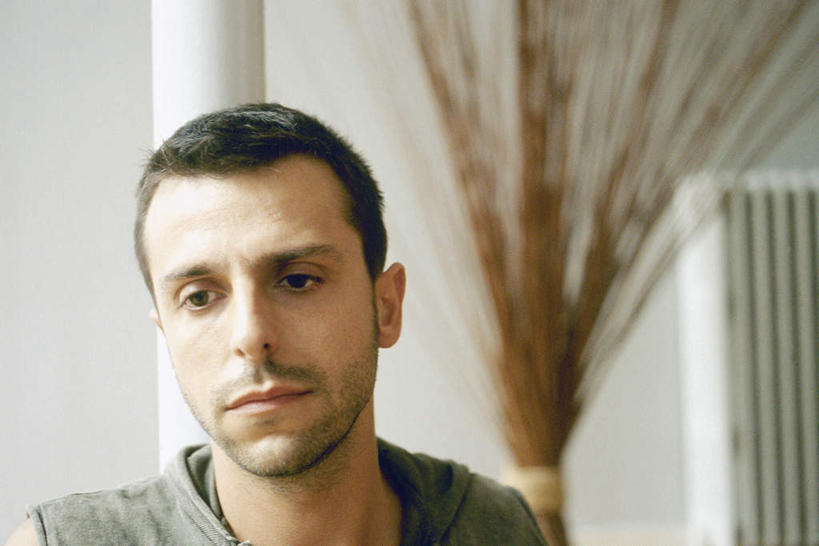 西方人,一个人,站,横图,室内,特写,白天,正面,窗户,窗帘,欧洲,欧洲人,仅一个男性,仅一个人,服装,百叶窗,墙,注视,休闲装,墙壁,墙面,仅一个年轻男性,衣服,观察,看,站着,休闲,休闲服,服饰,观看,察看,关注,男人,男性,年轻男性,白种人,站立,半身,彩图