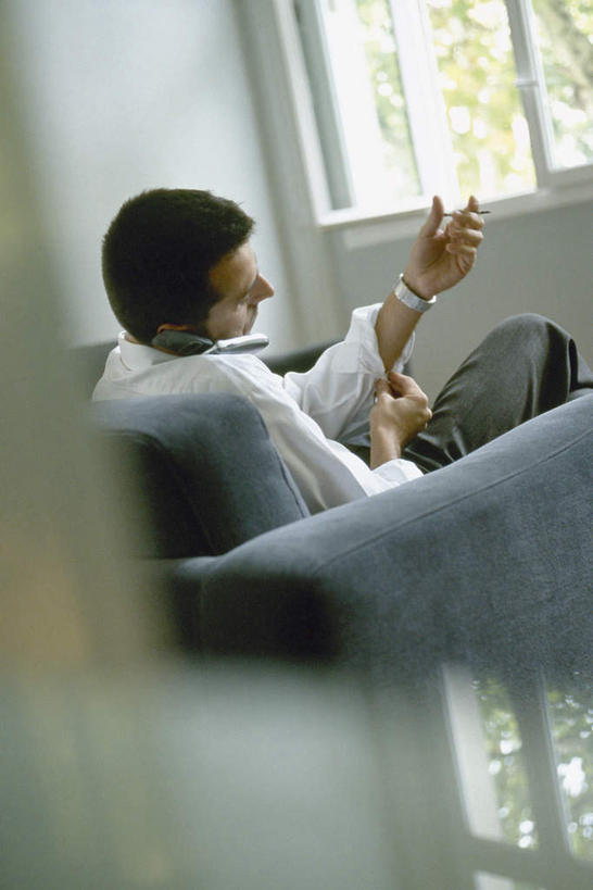 西方人,一个人,坐,举,打电话,竖图,室内,白天,侧面,窗户,沙发,电话,手机,欧洲,欧洲人,仅一个男性,仅一个人,服装,时间,时钟,手表,墙,计时,注视,休闲装,通讯设备,穿,玻璃窗,墙壁,墙面,仅一个年轻男性,衣服,钟表,观察,看,托,休闲,休闲服,表,服饰,观看,腕表,察看,夹着,关注,布艺沙发,交流,男人,男性,年轻男性,白种人,钟,沟通,举着,通话,向上举,向上伸,向上托,坐着,半身,彩图