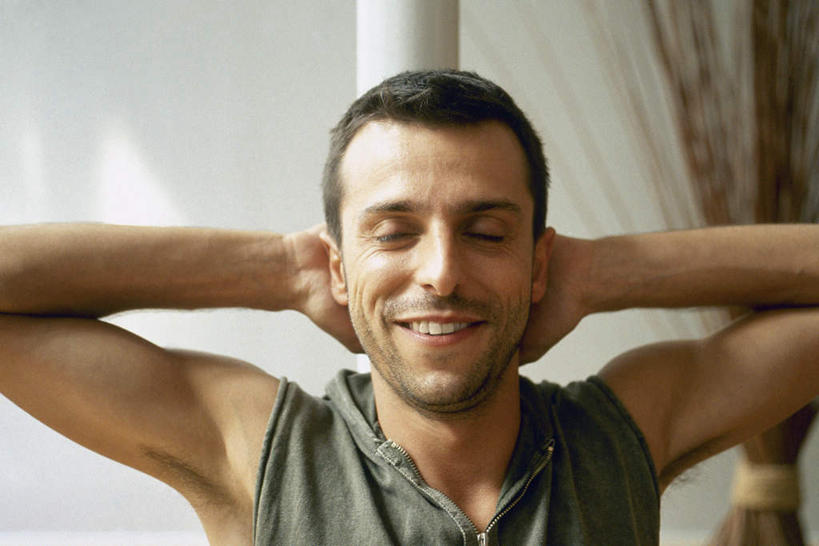 西方人,一个人,站,闭眼,笑,微笑,露齿笑,横图,室内,特写,白天,正面,窗户,窗帘,欧洲,欧洲人,双手,仅一个男性,仅一个人,抱头,服装,注视,休闲装,玻璃窗,仅一个年轻男性,衣服,观察,看,站着,休闲,休闲服,服饰,观看,察看,关注,男人,男性,年轻男性,白种人,闭眼睛,闭着眼,闭着眼睛,站立,半身,彩图