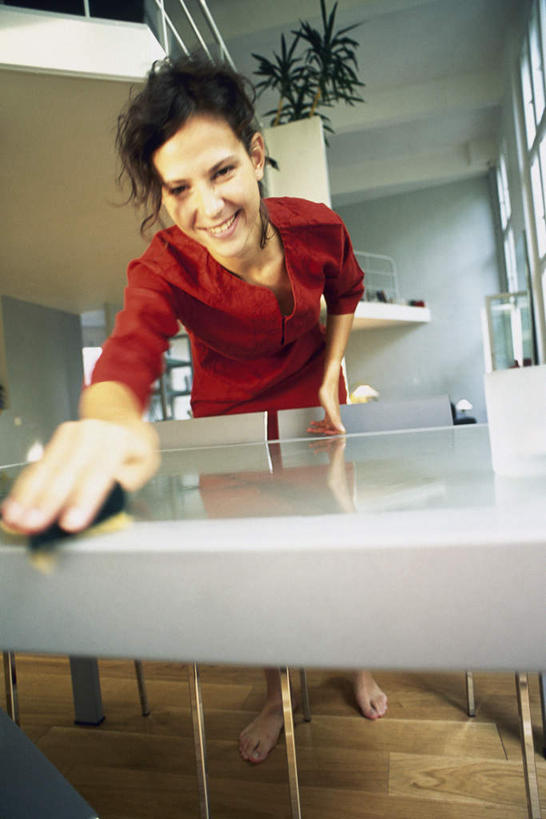 西方人,一个人,站,笑,微笑,露齿笑,竖图,室内,白天,仰视,植物,厨房,窗户,地板,天花板,桌子,椅子,欧洲,欧洲人,仅一个年轻女性,仅一个女性,仅一个人,擦,握,服装,盆栽,墙,盆景,地面,拿,拿着,注视,休闲装,木地板,玻璃窗,墙壁,墙面,衣服,绿色,自然,观察,看,站着,休闲,休闲服,握着,服饰,生长,成长,观看,察看,关注,年轻女性,女人,女性,白种人,站立,半身,彩图,低角度拍摄,灶间