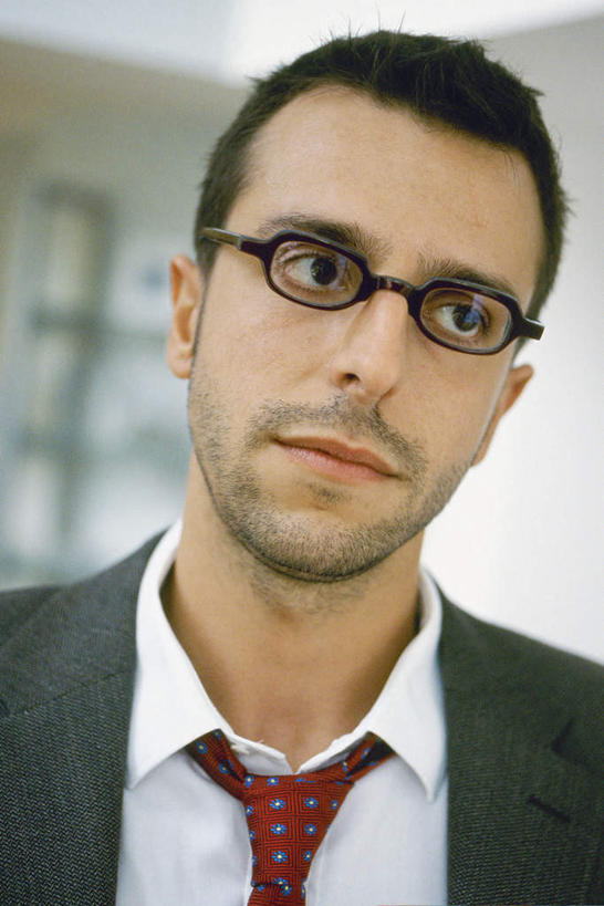 西方人,一个人,商务人士,商务男性,站,竖图,室外,白天,正面,衬衫,欧洲,欧洲人,仅一个男性,仅一个人,套装,眼镜,领带,注视,仅一个年轻男性,观察,看,站着,观看,察看,象征,庄重,关注,商务装,身份,近视眼镜,工薪阶层,正式,地位,男人,男性,年轻男性,白种人,白领,上班族,站立,半身,彩图,衬衣