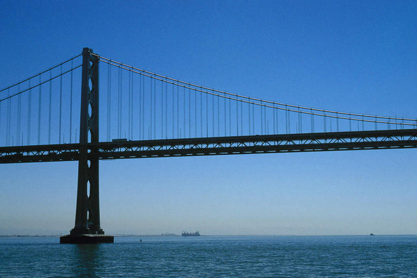 无人,横图,室外,白天,仰视,旅游,度假,河流,美景,名胜古迹,山,山脉,水,标志建筑,大桥,地标,建筑,桥梁,美国,遗迹,河水,景观,山峰,水流,桥,山峦,古迹,文物,娱乐,建设,古建筑,拱桥,蓝色,蓝天,天空,自然,群山,天,享受,休闲,旅游胜地,景色,放松,晴朗,悬索桥,北美,北美洲,加利福尼亚,自然风光,美洲,金门大桥,古文明,加州,加利福尼亚州,万里无云,金州,黄金州,金门海峡,桁架拱桥,北亚美利加洲,亚美利加洲,晴空,晴空万里,彩图,低角度拍摄