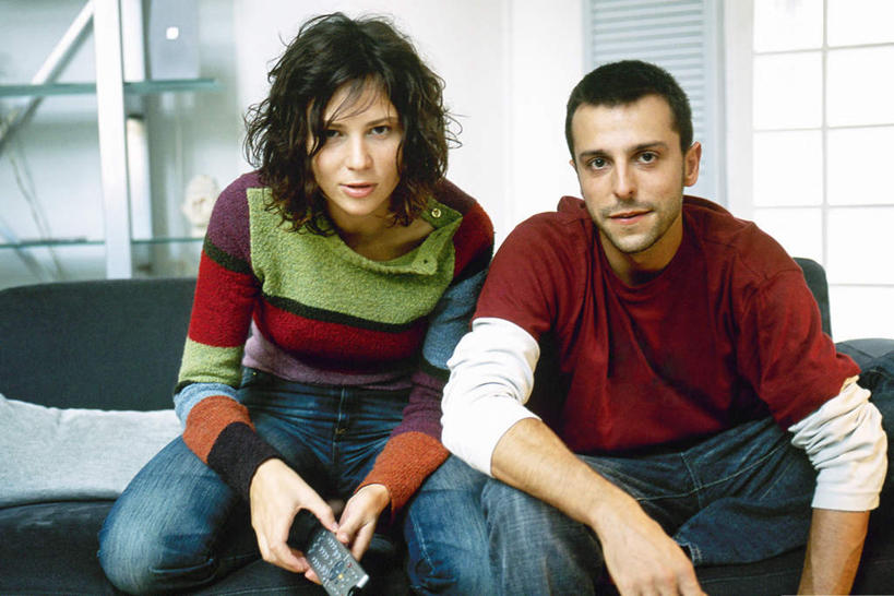 西方人,两个人,夫妻,坐,横图,室内,白天,正面,爱情,窗户,柜子,沙发,欧洲,欧洲人,墙,浪漫,注视,玻璃窗,墙壁,墙面,橱柜,遥控器,观察,看,恩爱,恋人,观看,察看,关注,布艺沙发,男人,男性,年轻男性,年轻女性,女人,女性,白种人,情侣,坐着,半身,彩图,伴侣