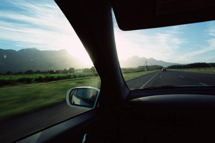 无人,横图,室内,白天,正面,草地,草坪,山,山脉,太阳,植物,道路,路,公路,汽车,阴影,光线,影子,山峰,云,云朵,交通,山峦,云彩,车,草,蓝色,绿色,白云,蓝天,天空,阳光,交通工具,轿车,群山,天,晴朗,晴空,马路,彩图