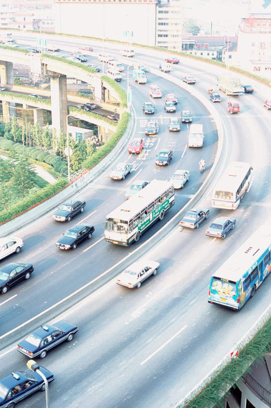 无人,高楼大厦,竖图,俯视,航拍,室外,白天,度假,草地,草坪,美景,树林,植物,城市风光,标志建筑,城市,大桥,大厦,道路,地标,建筑,立交桥,路,路灯,摩天大楼,桥梁,公路,公共汽车,汽车,照明,景观,高架,斜拉桥,桥,灯光,巴士,公交车,交通,娱乐,建设,车,灯,草,树,树木,绿色,自然,交通工具,轿车,享受,休闲,景色,放松,生长,成长,照亮,照明设备,鸟瞰,马路,彩图,高角度拍摄,大楼,高层建筑,高楼,摩天楼