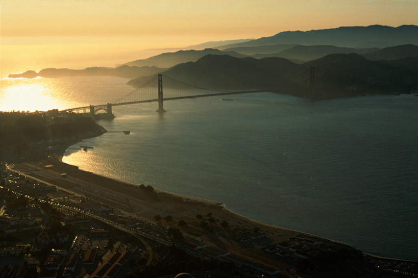 无人,码头,横图,俯视,航拍,室外,白天,旅游,度假,海浪,海洋,日落,山,山脉,标志建筑,大桥,地标,港口,建筑,立交桥,桥梁,美国,阴影,光线,影子,浪花,山峰,晚霞,霞光,高架,斜拉桥,桥,山峦,娱乐,建设,拱桥,天空,阳光,海水,黄昏,群山,天,享受,休闲,旅游胜地,彩霞,放松,悬索桥,北美,北美洲,鸟瞰,加利福尼亚,美洲,金门大桥,海景,加州,加利福尼亚州,金州,黄金州,金门海峡,桁架拱桥,北亚美利加洲,亚美利加洲,大海,风浪,海,海水的波动,近岸浪,涌浪,夕阳,彩图,高角度拍摄,摆渡口,埠头,渡口,渡头,港湾,海港,货运码头,口岸,商港