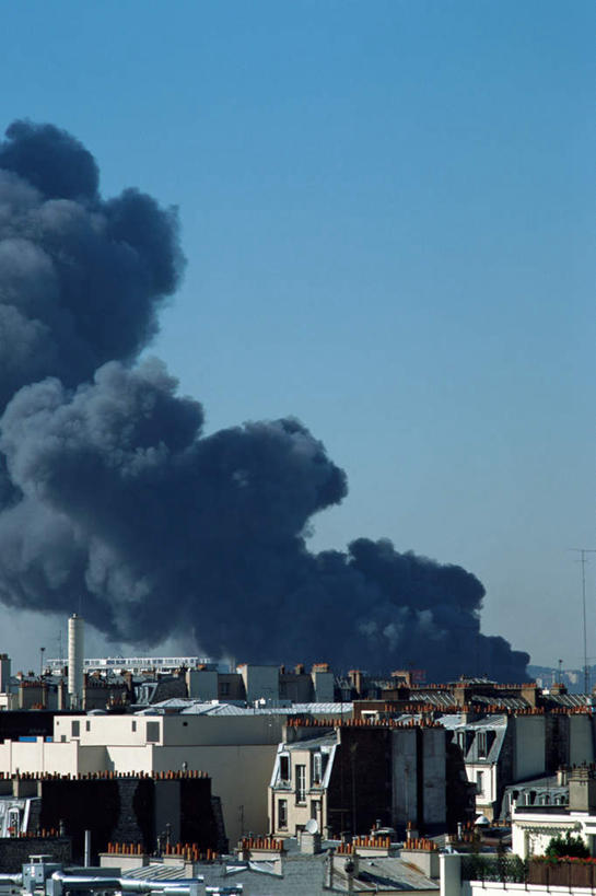 无人,工厂,竖图,室外,白天,正面,旅游,度假,美景,树林,植物,城市风光,城市,建筑,阴影,光线,影子,屋顶,景观,烟雾,建筑群,顶棚,娱乐,建设,管道,树,树木,蓝色,绿色,黑色,蓝天,天空,阳光,自然,天,享受,休闲,烟,景色,放松,生长,成长,彩图,工地,制造厂