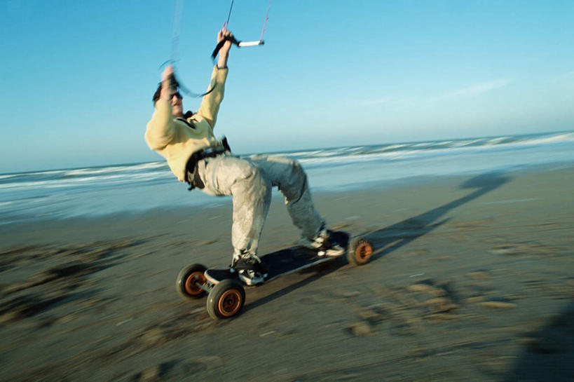 西方人,一个人,站,横图,室外,白天,正面,旅游,度假,海浪,海洋,美景,沙滩,欧洲,欧洲人,仅一个男性,仅一个人,阴影,光线,沙子,影子,海岸,景观,浪花,沙地,娱乐,仅一个年轻男性,阳光,自然,海水,站着,享受,休闲,景色,放松,滑板,自然风光,海景,男人,男性,年轻男性,白种人,大海,风浪,海,海水的波动,海滩,近岸浪,涌浪,站立,彩图,全身