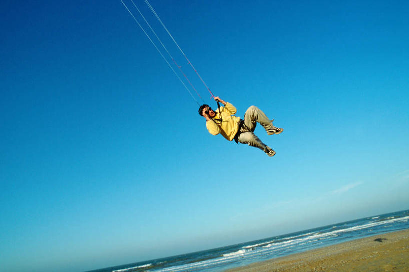 西方人,一个人,站,横图,室外,白天,仰视,旅游,度假,海浪,海洋,美景,沙滩,欧洲,欧洲人,仅一个男性,仅一个人,阴影,光线,沙子,影子,海岸,景观,浪花,沙地,娱乐,仅一个年轻男性,阳光,自然,海水,风筝,站着,享受,休闲,景色,放松,自然风光,海景,男人,男性,年轻男性,白种人,大海,风浪,海,海水的波动,海滩,近岸浪,涌浪,站立,彩图,低角度拍摄,全身