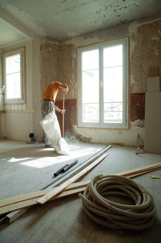 西方人,一个人,机修工,家,站,竖图,室内,白天,欧洲,欧洲人,仅一个男性,仅一个人,仅一个中年男性,不锈钢,测量,不锈钢制品,刻度,房屋,屋子,拿,拿着,楼房,住宅,工人,背面,尺,直尺,站着,钢尺,测量工具,尺子,衡量,绘图,比例,测绘,量具,量仪,标度,男人,男性,中年男性,白种人,机械师,机修工人,站立,彩图,全身,房子