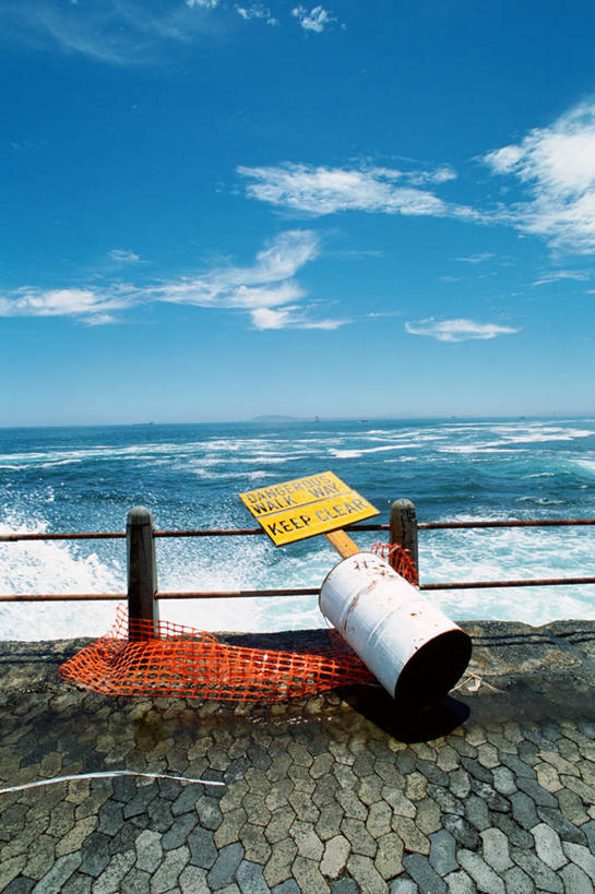 无人,栏杆,竖图,室外,白天,正面,旅游,度假,海浪,海洋,美景,非洲,南非,标志,方形,铁桶,桶,文字,字符,字母,景观,浪花,云,云朵,围栏,云彩,娱乐,标识,护栏,一个,黄色,蓝色,白云,蓝天,天空,自然,海水,容器,天,享受,休闲,景色,放松,单个,储藏,储存,自然风光,海景,大海,风浪,海,海水的波动,近岸浪,涌浪,彩图,贮存