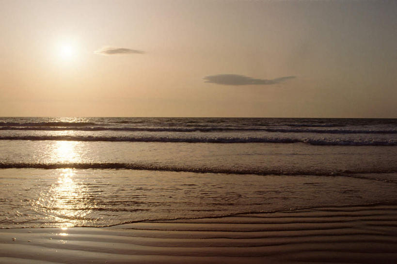 无人,横图,室外,白天,正面,旅游,度假,海浪,海洋,美景,沙滩,阴影,光线,沙子,影子,海岸,景观,浪花,水平线,云,云朵,海平线,沙地,云彩,娱乐,蓝色,白云,蓝天,天空,阳光,自然,海水,天,享受,休闲,景色,放松,自然风光,海景,大海,风浪,海,海水的波动,海滩,近岸浪,涌浪,彩图