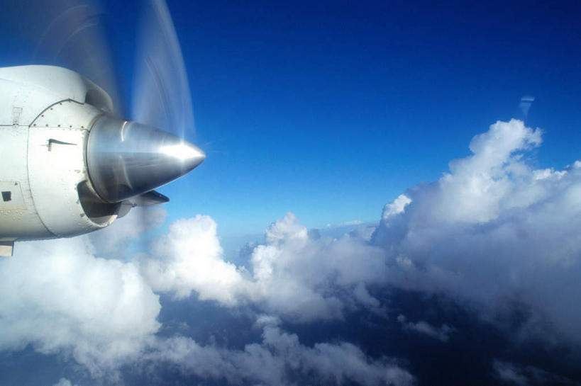 无人,横图,俯视,航拍,室外,白天,飞机,云,云朵,螺旋桨,云彩,旋转,航空,飞,蓝色,白云,蓝天,天空,交通工具,天,客机,鸟瞰,彩图,高角度拍摄