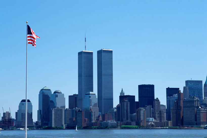 无人,高楼大厦,横图,室外,白天,正面,度假,河流,美景,水,城市风光,标志建筑,城市,大厦,地标,建筑,摩天大楼,旗帜,国旗,纽约,美国,河水,景观,水流,曼哈顿,娱乐,建设,蓝色,蓝天,天空,天,享受,休闲,景色,放松,美国国旗,北美,北美洲,美洲,纽约州,帝国之州,帝国州,北亚美利加洲,亚美利加洲,旗,彩图,大楼,高层建筑,高楼,摩天楼,曼哈顿岛