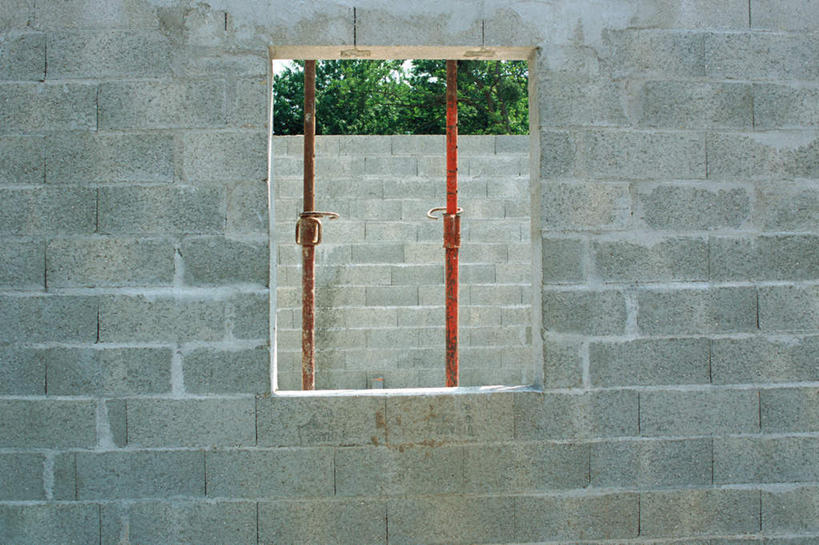 无人,工厂,栏杆,横图,室外,特写,白天,正面,植物,窗户,静物,金属制品,金属,围栏,护栏,树,树木,绿色,自然,生长,成长,彩图,工地,制造厂