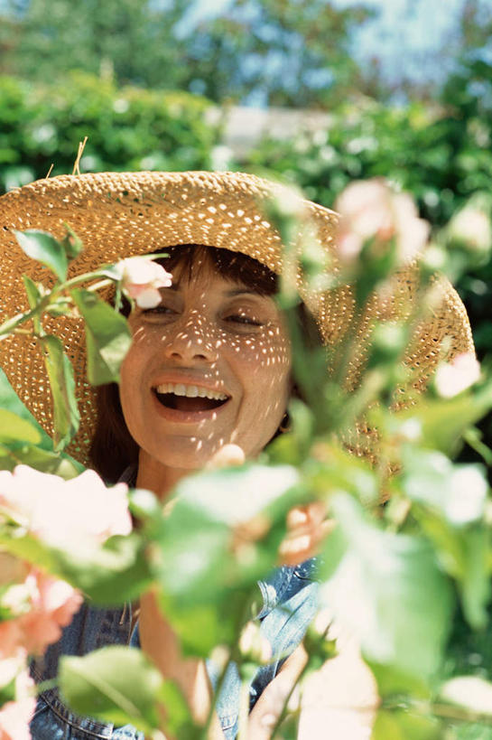 西方人,一个人,站,笑,微笑,露齿笑,竖图,室外,白天,正面,花海,花圃,植物,帽子,叶子,欧洲,欧洲人,仅一个年轻女性,仅一个女性,仅一个人,阴影,朦胧,模糊,盛开,光线,影子,花蕾,花,花瓣,花朵,花卉,鲜花,树,树木,绿色,阳光,自然,遮阳帽,花丛,花束,花田,花苞,花蕊,站着,生长,成长,年轻女性,女人,女性,白种人,站立,半身,彩图