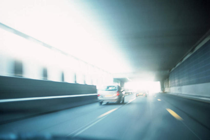 无人,横图,室外,白天,正面,仰视,道路,路,公路,汽车,朦胧,模糊,交通,车,交通工具,轿车,马路,彩图,低角度拍摄